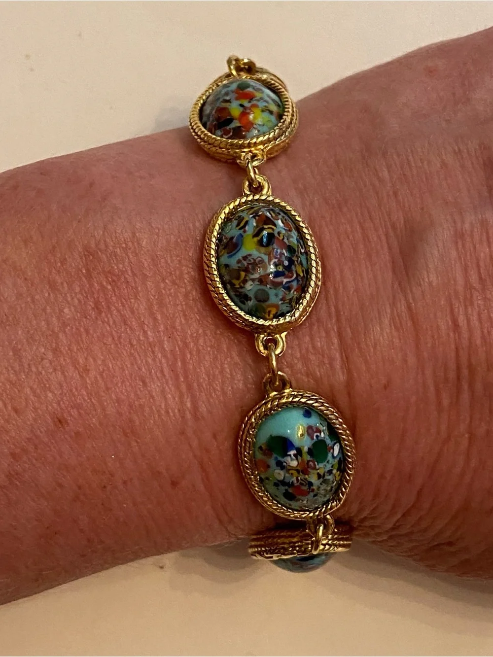 VINTAGE ACCESSOCRAFT NYC BRACELET GOLD TONE BLUE MULTICOLOR GLASS LINKS 7”